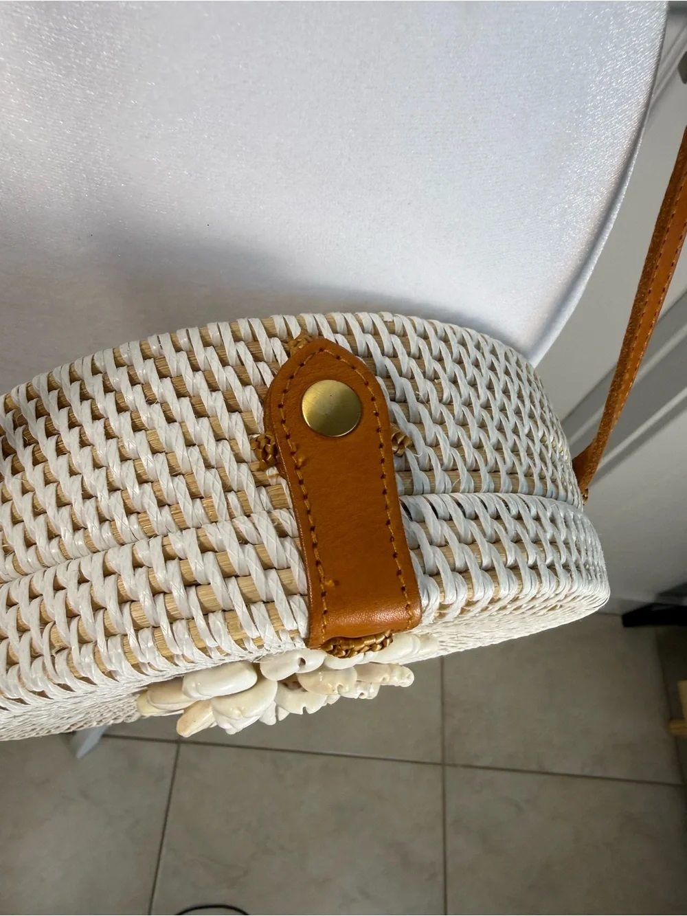 Round Woven Shell Accent Straw Crossbody Bag - White & Tan